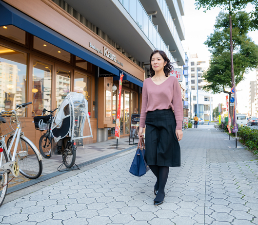 写真:お気に入りのパン屋さんの前を歩く