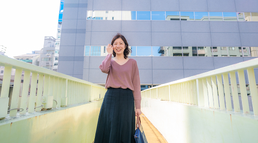 写真:陸橋に立つ