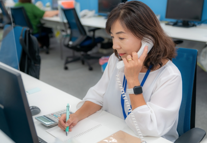 写真:電話する